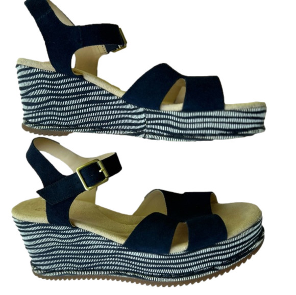 Clarks Akilah Eden Navy Blue Size 8.5 Wedge Shoes Striped Suede Sandals NEW - Picture 1 of 13
